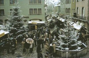 Staufen: Weihnachtsmarkt; Marktplatz vom Rathaus aus gesehen