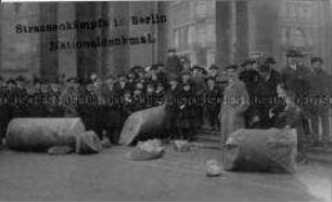 Durch die Revolutionskämpfe im Dezember 1918 zerstörte Säulen des Nationaldenkmals.