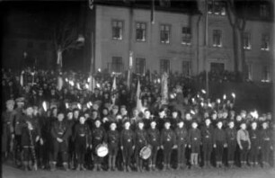 SA und HJ zur Reichstagswahl auf dem Schulhof