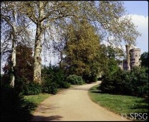Potsdam, Park Babelsberg, Parkansicht, Im Hintergrund Westflügel mit Fahnenturm des Schlosses.