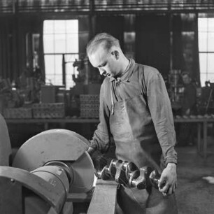 Kurbelwelle wird von einem Arbeiter von Borgward geschliffen
