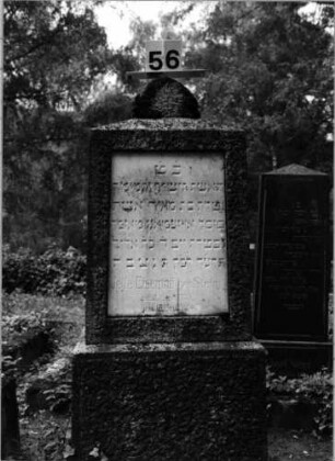 Grabstein 56 (Index: 100106190) Material: Granit mit weißer Marmorplatte Zustand: gut Maße HxBxT: 132x57x33 cm Beschreibung: Stele, Sockel, obeliskenartiger Abschluß mit Mittelakroter, Schriftplatte rechteckig: Grabstein 56