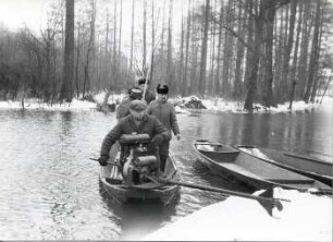 Reinigung der Flüsse und Gräben im Spreewald : Landschaft - Spreewald. Ort: Błóta / Spreewald. Reinigung der Flüsse und Gräben.