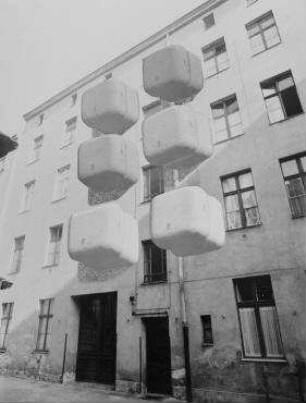"Rucksack-WC", Sanitäre Nasszelle für Außenwand-Montage (nicht realisiert) – Sanierungsgebiet Neukölln: Ansicht (Fassadensimulation an Altbau). Berlin-Neukölln, Falkenstraße 21-22