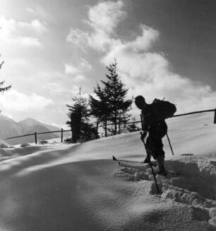 Winterbilder. Skiwanderer in Gebirgslandschaft