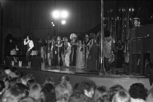 Gastspiel der Musikgruppe Les Humphries Singers in der Schwarzwaldhalle Karlsruhe