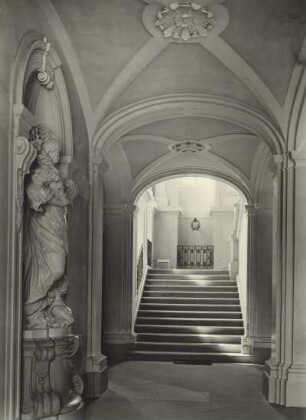 Radmeritz (heute: Radomierzyce), Schloss Joachimstein (Pałac Radomierzyce), Inneres, Eingangshalle, Blick zum Treppenaufgang mit der Allegorie der Bescheidenheit