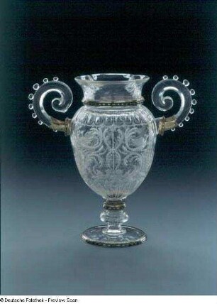 Vase mit zwei Volutenhenkeln