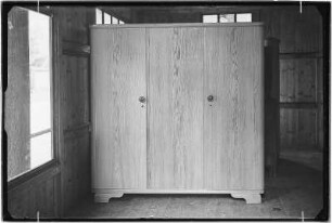 Königstein. Tischler Maly. Dreitüriger Kleiderschrank