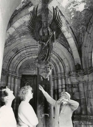 Schwäbisch-Hall, Hohenlohe, ein Touristenführer in der Vorhalle von St. Michael