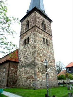 Evangelische Kirche - Kirchturm von Nordwesten mit Schießscharten (Schlitzscharten) sowie veränderten Biforien und gotischem Glockengeschoß