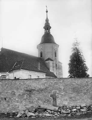 Meltewitz-Knatewitz. Kirchhofsmauer mit vermauertem Steinkreuz (L 76). Ansicht von Nordosten gegen die Kirche