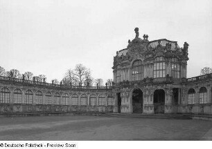 Dresden-Altstadt. Zwinger (1709-1728; M. D. Pöppelmann, B. Permoser). Wallpavillon und südwestliche Bogengalerie