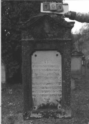Grabstein 161 (Index: 100009026) Maße HxBxT: 140x41x30 cm Besonderheit: kulturhistorisch wertvoll / künstl.-formale Gründe (Inschrift): Grabstein 161