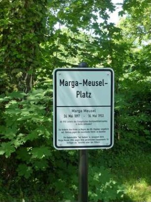Schild am Margarete Meusel Platz in Zehlendorf
