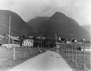 Blick zur Kirche von Loen in der Provinz Vestland