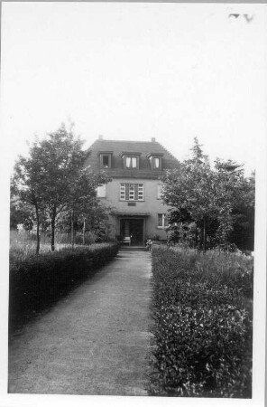 Wohnhaus : Meißen, Stadtparkhöhe 6. Wohnhaus (1934-1935). Heckenweg mit Haupteingangsfront