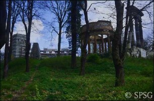 Potsdam, Park Sanssouci, Ruinenberg, im Hintergrund der eingerüstete Normannische Turm.