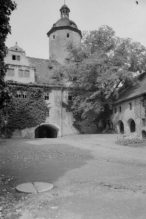 Burg Ranis. Blick über den Burghof zum Querflügel, Bergfried und Nordflügel