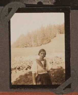 Christiane Zimmer in Berglandschaft in Sils Maria, Herbst 1932