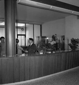 Banküberfall: auf Volksbank Bad Oldesloe eG: Hindenburgstraße: Innenaufnahme: Schalterhalle: Kassierer Werner Relling, Bankangestellte hinter Tresen: rechts Kassenraum