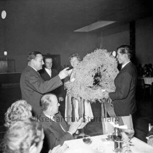 Landjugendgruppe Bad Oldesloe: Oldesloer Hof: Erntedankfest: Bürgermeister Hermann Barth erhält eine geschmückte Erntekrone