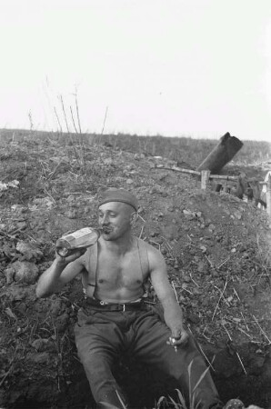 Zweiter Weltkrieg. Frontbilder. Sowjetunion. Angehöriger der deutschen Wehrmacht beim Trinken aus einer Flasche
