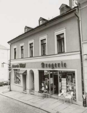 Markneukirchen, Wohnhaus mit Läden : Markneukirchen (Vogtlandkreis), Wohnhaus mit Läden, Hohe Straße 2, um 1840, Straßenansicht