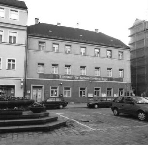 Bad Schandau, Marktplatz 7. Wohnhaus (1801/1850) mit Institut für Gesundheitspflege. Marktseite. Ansicht von Norden