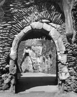 Vianden. Hofburg (1190-1240). Blick aus der Eingangshalle nach Norden zur Nordwand des Großen Palas (1200-1210)