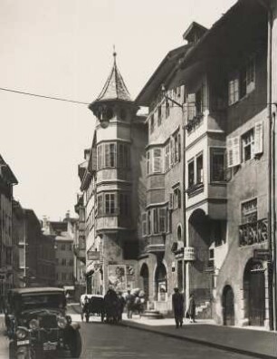 Bozen. Südtirol. Italien. Blick in die Museumstraße. Bildmitte - Markantes Haus mit Runderker und Türmchen (Museumstraße 42 a)