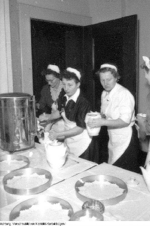 Dresden, Verschiedene Veranstaltungen des Demokratischen Frauenbundes Deutschlands (DFD), Veranstaltung zum Internationalen Frauentag im VEB Funkwerk Dresden, Weihnachtsfeier, DFD-Fasching, Hilfsaktion für Ungarn, u.a., Januar 1957