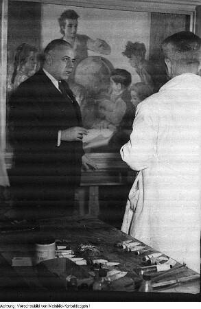Rammenau, Schloss. 1. Sozialistische Künstlerbrigade Rammenau. Begutachtung von Arbeiten für die 3. Deutsche Kunstausstellung Dresden, Frühjahr 1953, u.a. durch Herbert Gute, 1952/53