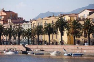 Insel Sardinien - Kleinstadt Bosa : Die Kleinstadt Bosa (12.000 Einwohner) liegt am schiffbaren Temo-Fluss, 3 km vom Meer, Westküste entfernt. 2006