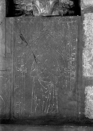 Grabstein mit einer betenden Frau aus der Abtei Sankt Bavo