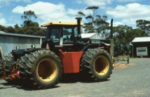 Fotografie: Allradtraktor, Großtraktor, Knicklenkung, Zwillingsreifen