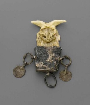 Amulett mit Rochenknochen