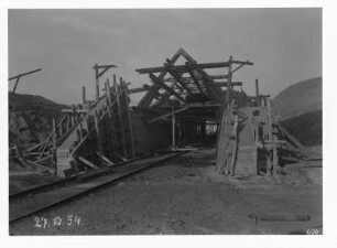 Industrie-Kraftwerk. Baustelle einer Eisenbahnbrücke (Grubenbahn über Werkgleis) : Lauta (Niederlausitz). Industrie-Kraftwerk. Baustelle einer Eisenbahnbrücke (Grubenbahn über Werkgleis)