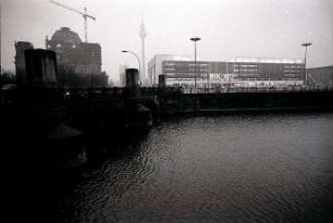 Berlin: Ost; Kulturpalast am ehemaligen Schlossplatz; über die Spree gesehen