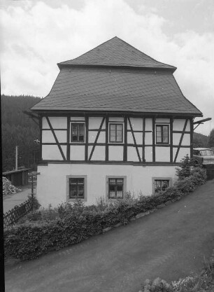 Klingenthal-Zwota, Alter Weg 34. Wohnhaus mit Scheune (1780/1800). Wohnhaus. Giebelseite