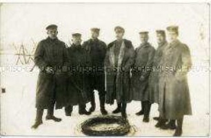 Soldaten mit Stacheldraht im Schnee