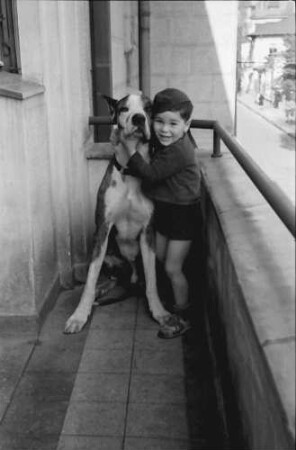 Bukarest: Haus des + Schriftleiters Wilhelm Müller, Junge mit Hund auf Balkon
