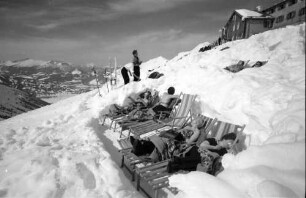 Oberstdorf: Nebelhorn; sonnende Gruppen in Schneelöchern