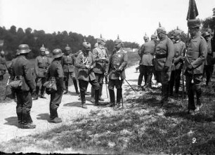 Erster Weltkrieg : Kaiser Wilhelm II. vor dem Verleihen eines Ordens an einen Soldaten