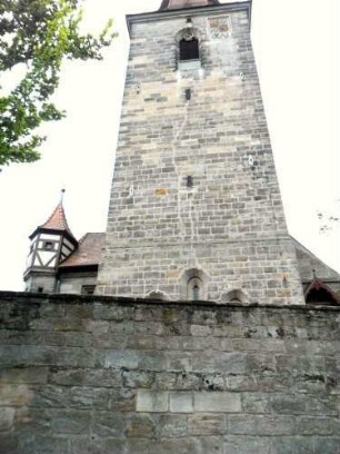 Kirchturm (spätromanische Gründung - Glockenstube spätgotisch) von Osten mit Schießscharten (Schlitzscharten) in den Mittelgeschossen
