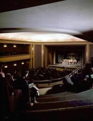 Theatersaal mit Publikum und Blick auf die Bühne