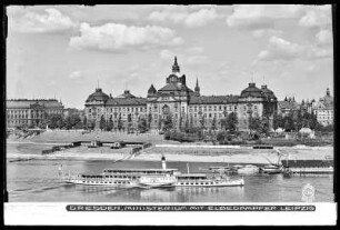 Dresden, Ministerium mit Elbdampfer Leipzig