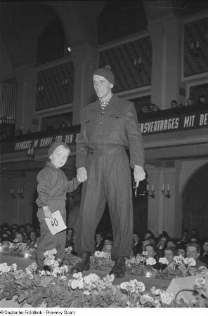Konsum-Modenschau in der Kongresshalle