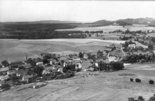 Schöna (Reinhardtsdorf-Schöna). Ortsteilansicht. Blick von der Kaiserkrone nach Westen zum Kohlbornstein