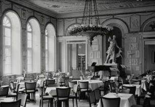 Neustrelitz, Orangerie : Neustrelitz. Orangerie. Roter Saal mit Abguß der Artemis von Versailles